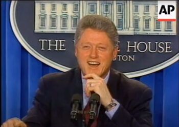 El presidente, el periodista y la piña en la nariz